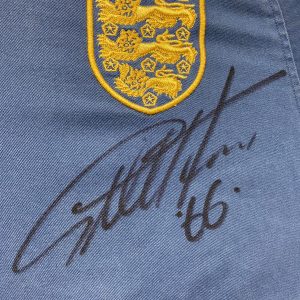 World Cup 1966 Replica Tracksuit Top Signed by the Goal Scorers, Geoff Hurst & Martin Peters) - Image 3