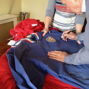 World Cup 1966 Replica Tracksuit Top Signed by the Goal Scorers, Geoff Hurst & Martin Peters) - Image 4