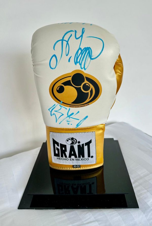Oleksandr Usyk Signed White & Gold  Boxing Glove  See photos