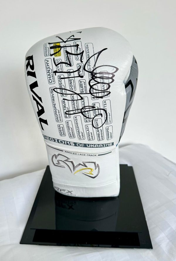 Oleksandr Usyk Undisputed Signed White  Boxing Glove In Display Case